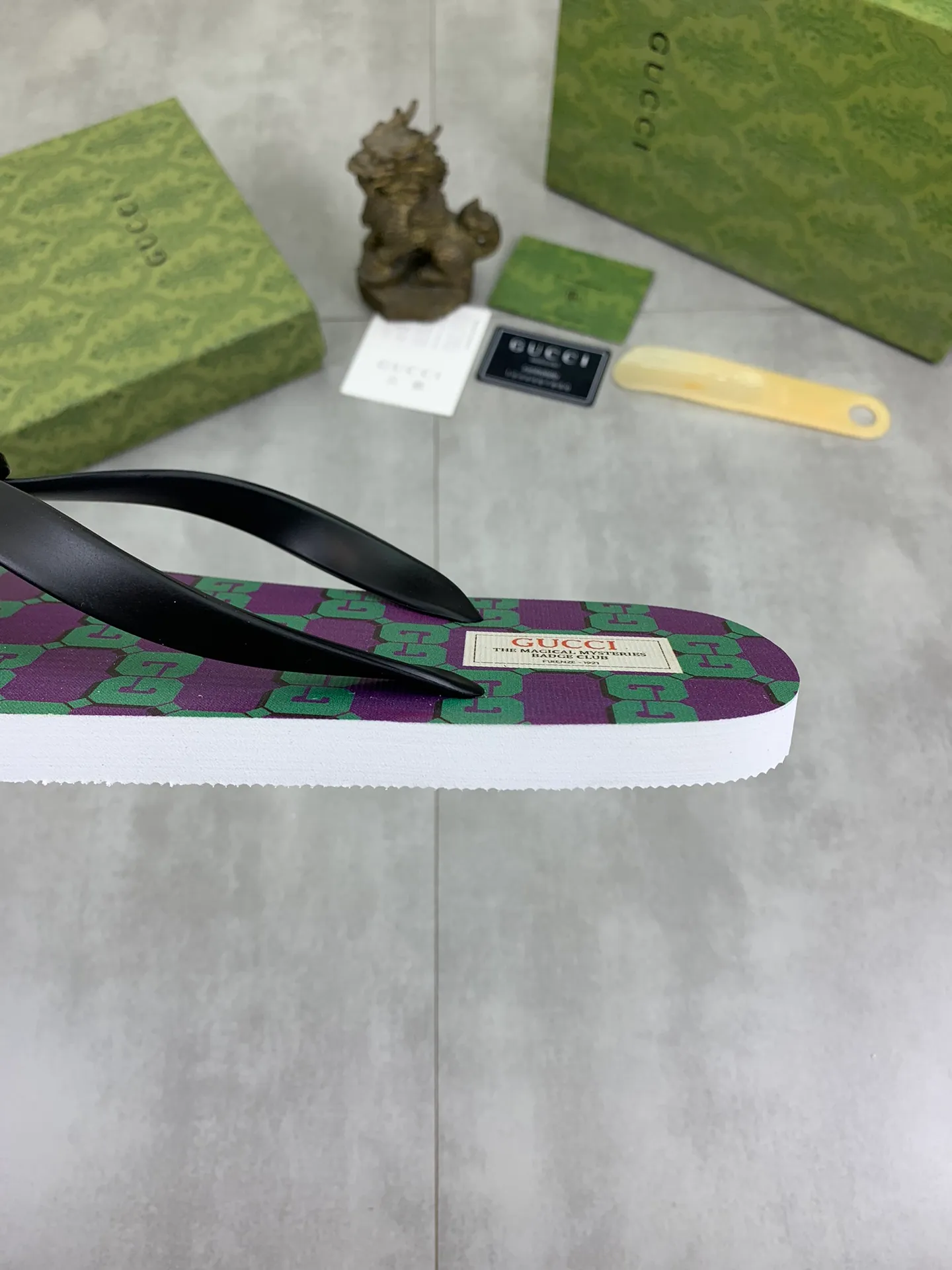 Men's men's shoes 💰P220💰【New style】🆘【GUCCI】Official website's popular Gucci adult couple 🧑‍🤝‍🧑 style, children's flip-flops are on sale at the counter simultaneously! Original fabric imported from Italy. Original bottom provided by the original factory. Size: Adult 36-45. Children’s size: 30-37. Multiple colors available.